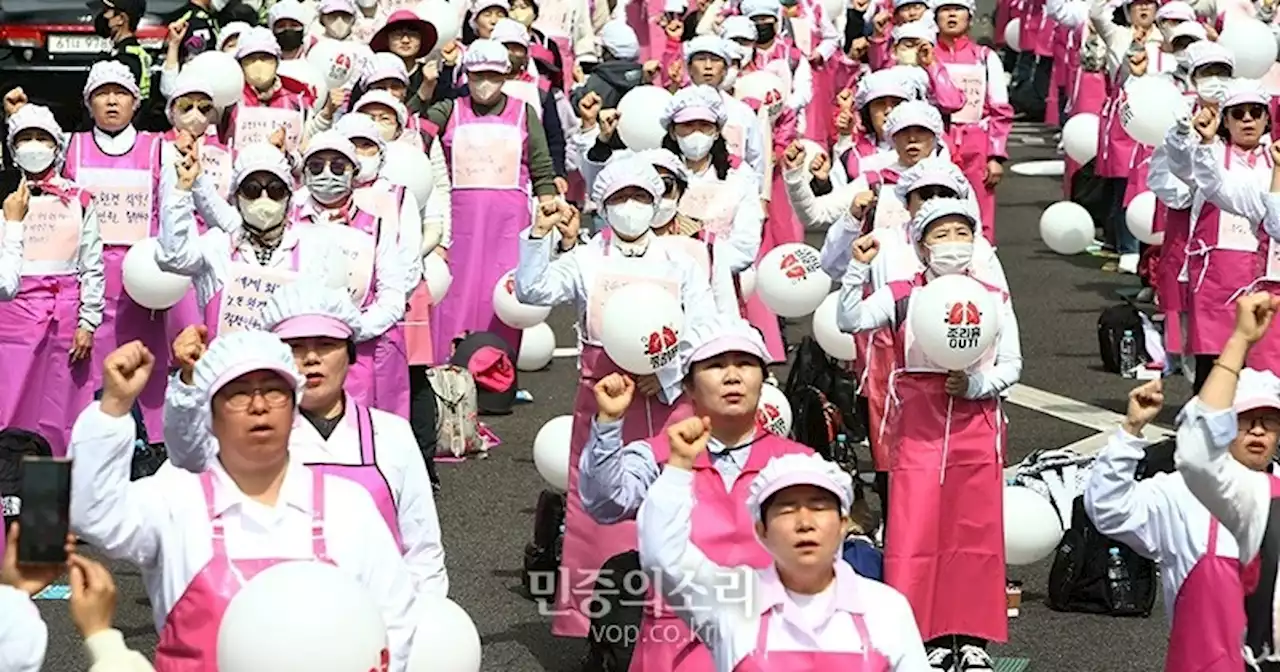 “죽고 싶지 않다” 외친 급식 노동자들, 정부에 폐암 대책 시행 촉구 [현장]