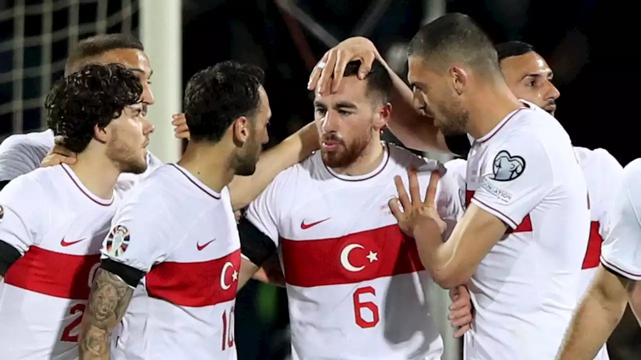 Feyenoorder Kökcü scoort voor winnend Turkije in beladen duel met Armenië