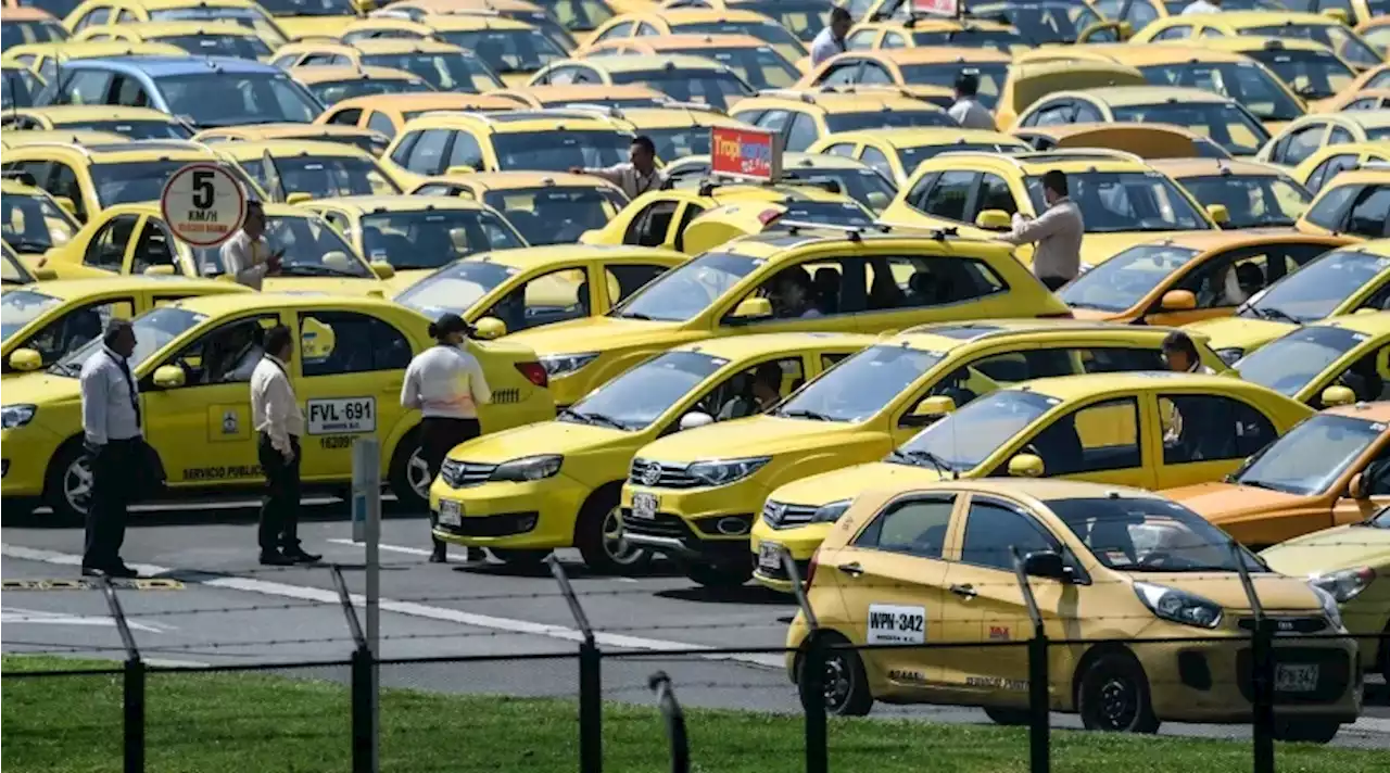 ¿De cuánto es el recargo de un taxi desde y hacia el aeropuerto El Dorado?