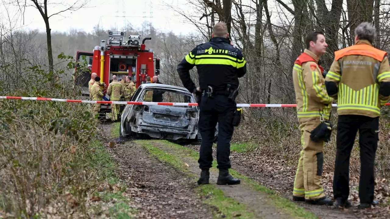 Dode gevonden in uitgebrande auto: 'Staat heel diep op een zandpad'