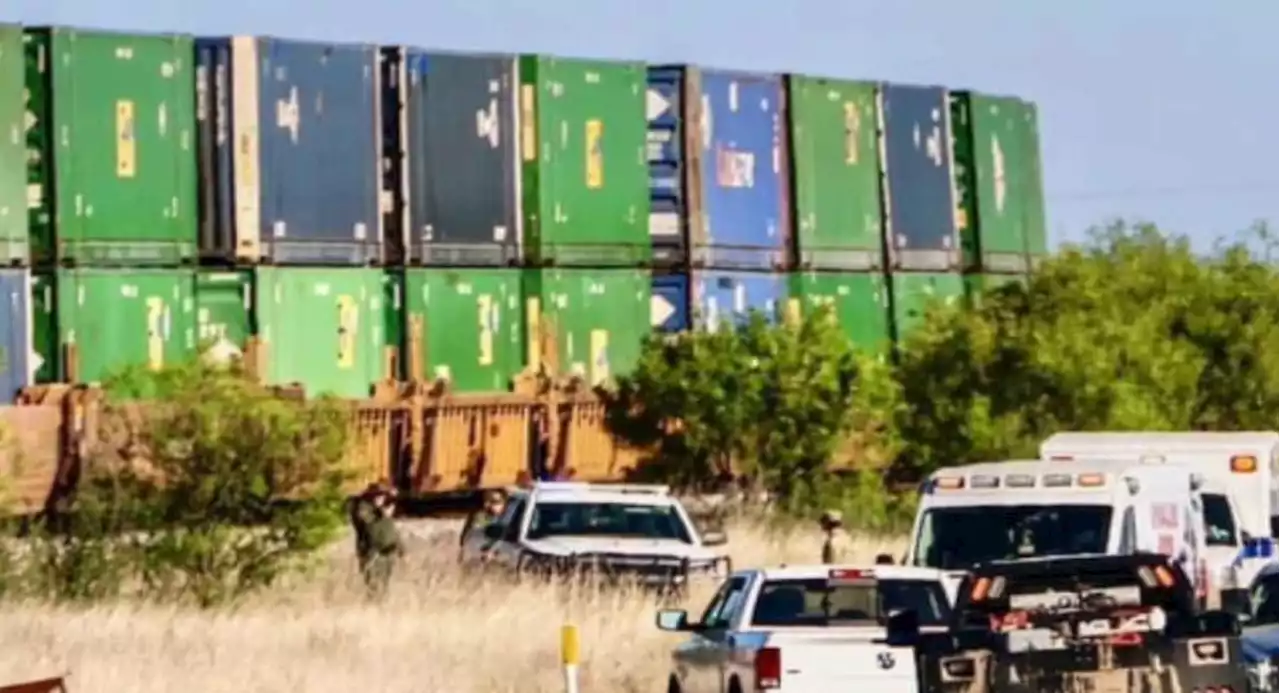 Hallan a 15 migrantes hacinados dentro de tráiler en Texas; 2 de ellos murieron