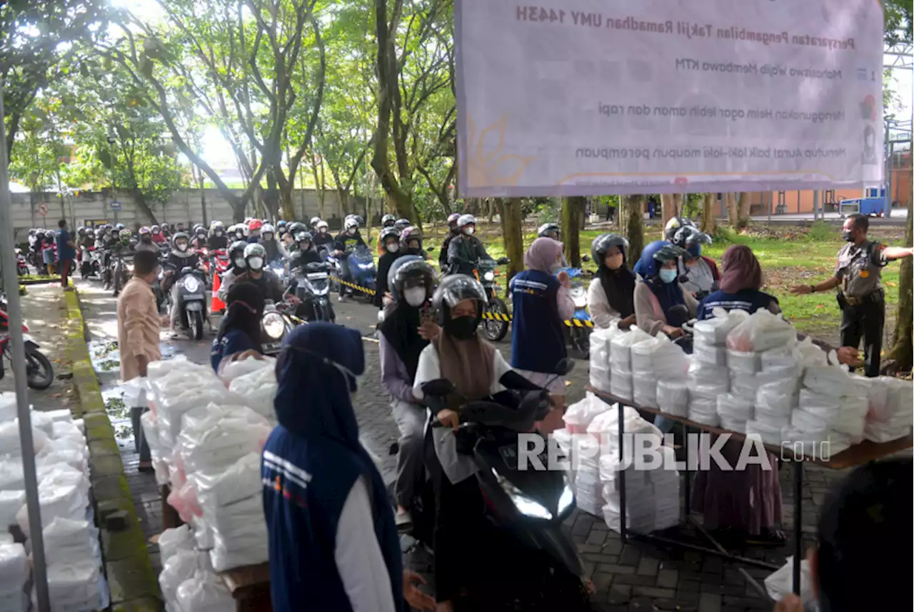 5.000 Takjil Dibagikan ke Mahasiswa UMY Tiap Hari Selama Ramadhan |Republika Online