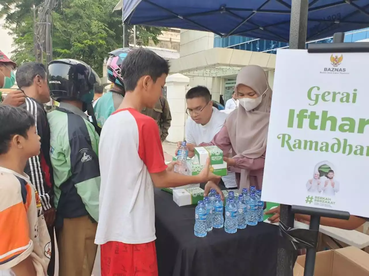 Baznas Bagikan Paket Takjil Setiap Hari di Bulan Ramadhan |Republika Online