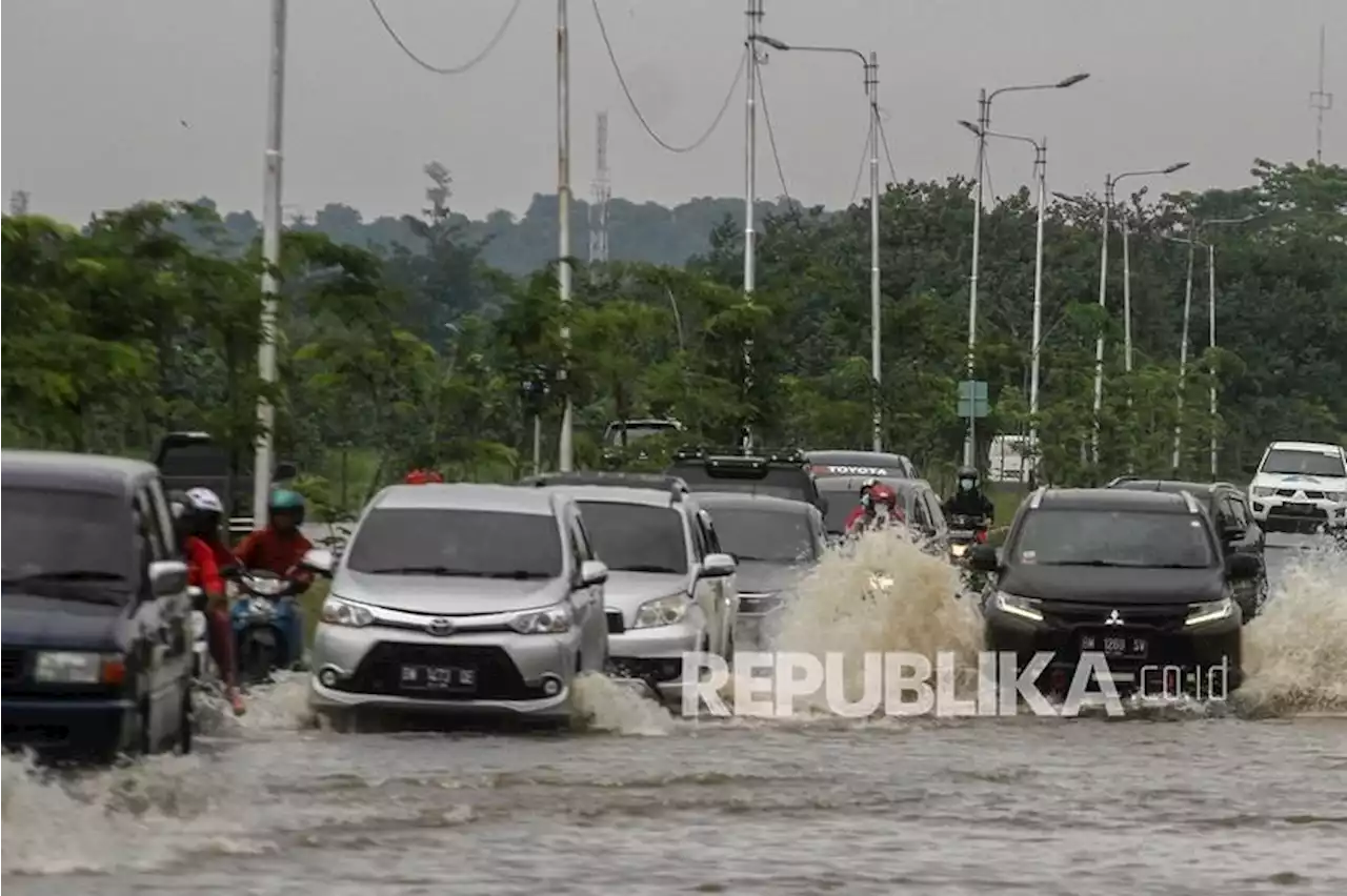 Hujan Es Sebesar Kelereng Landa Kota Pekanbaru |Republika Online