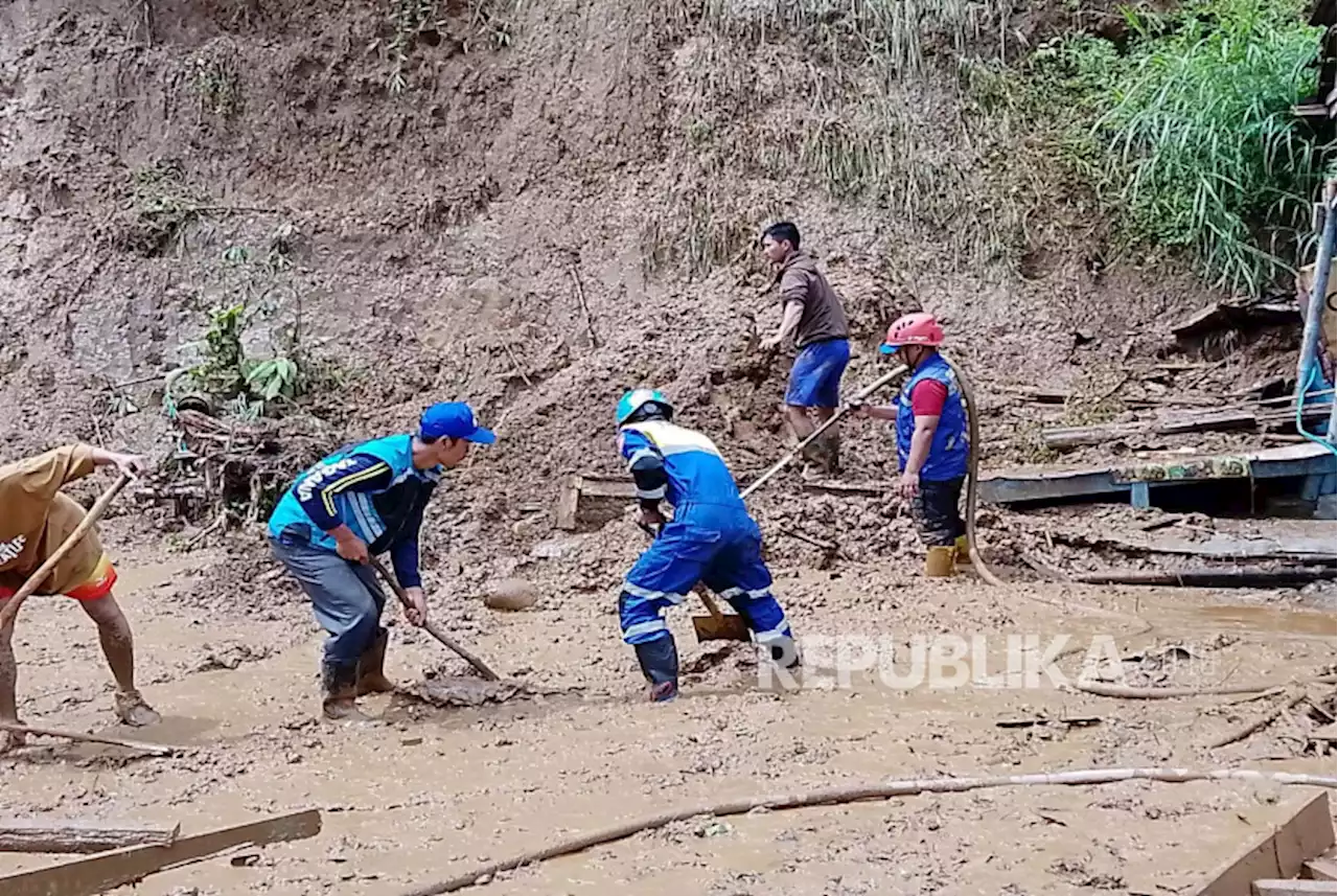 Jalan Raya Garut-Tasikmalaya Terdampak Longsor Lagi |Republika Online