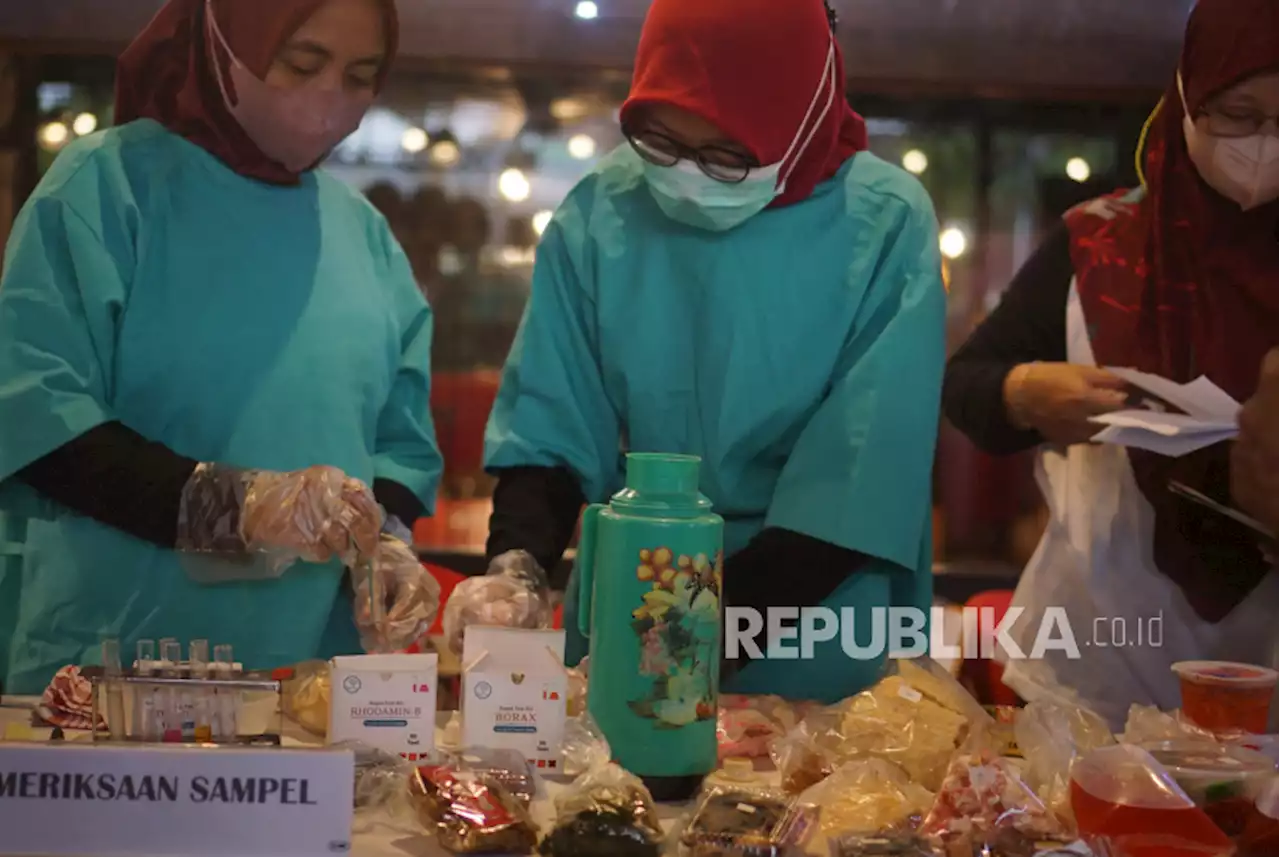 Pemeriksaan Sampel Makanan Takjil di Tulungagung |Republika Online