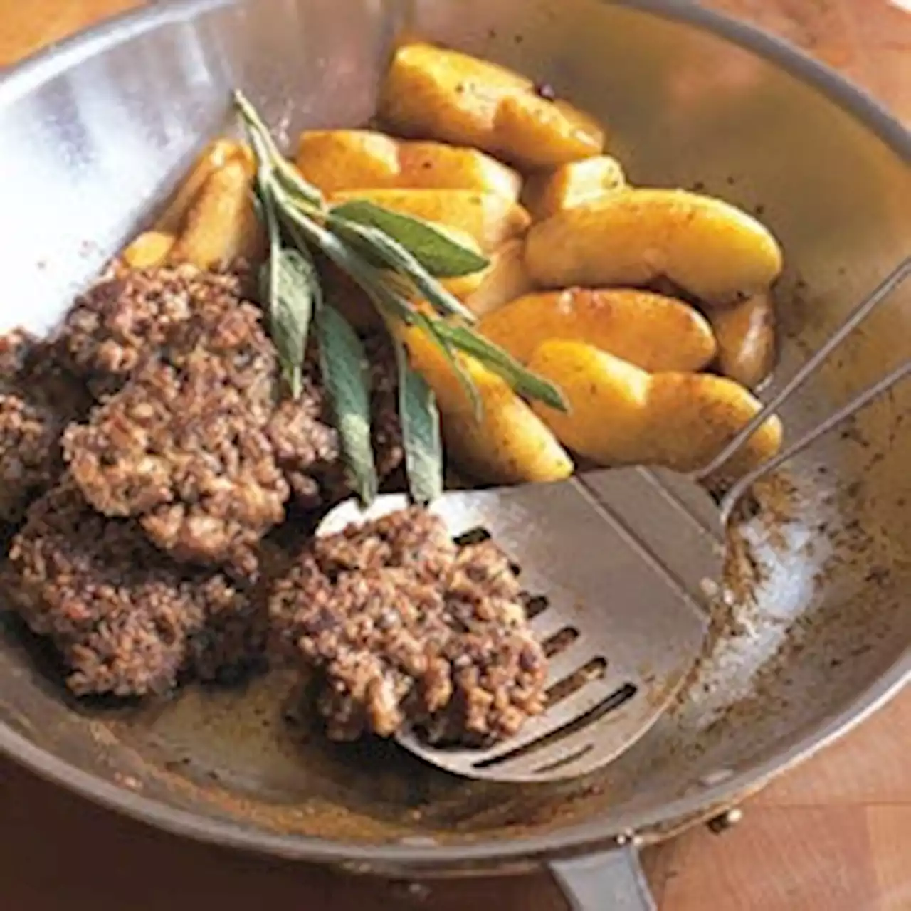 Country-Style Sausage with Fried Apples