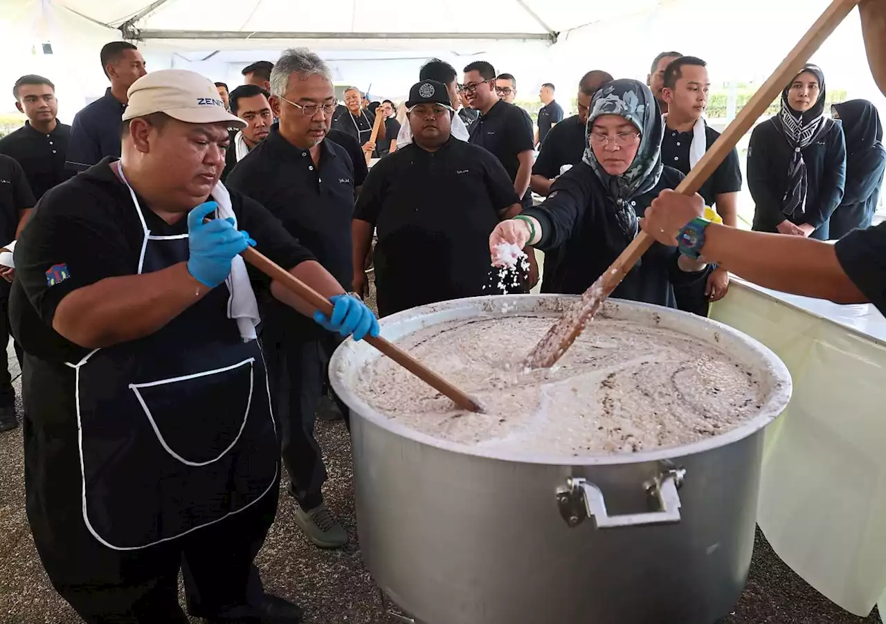 1,500 packets of bubur lambuk with a royal touch