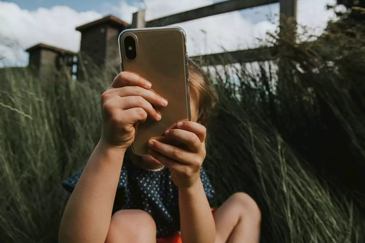 Social media likely isn't harming your child's mental health, according to the evidence