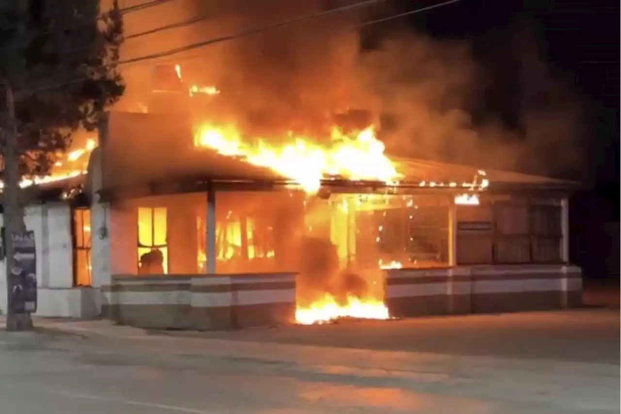 Cuantiosos daños materiales deja incendio de local de hamburguesas al norte de Saltillo