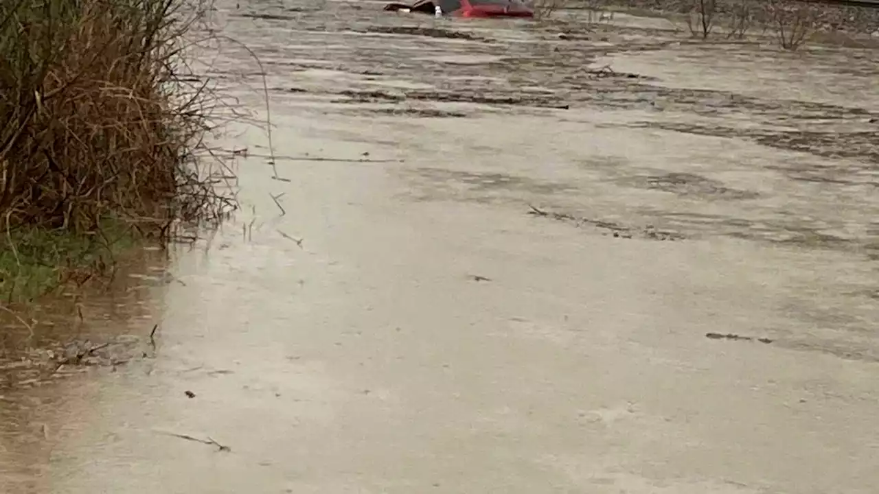 Widespread damage as tornado moves through Mississippi