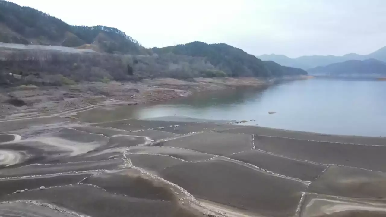 바닥 드러낸 상수원...광주, 30년 만에 제한급수 '초읽기'