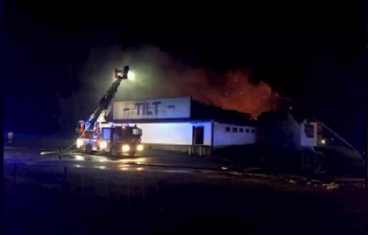 En Loire-Atlantique, l’ancienne discothèque Le Tilt ravagée par les flammes