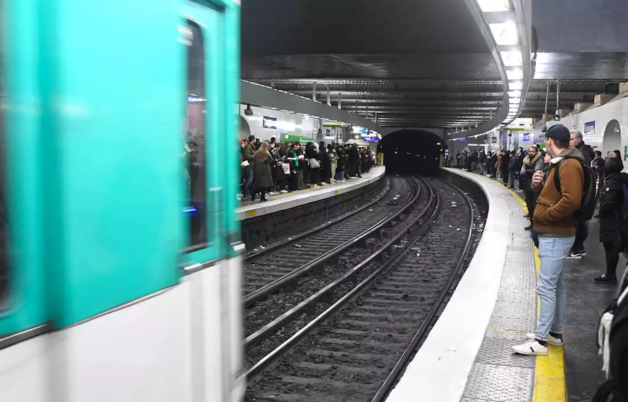 Trafic « très perturbé » mardi pour le RER, difficultés dans le métro