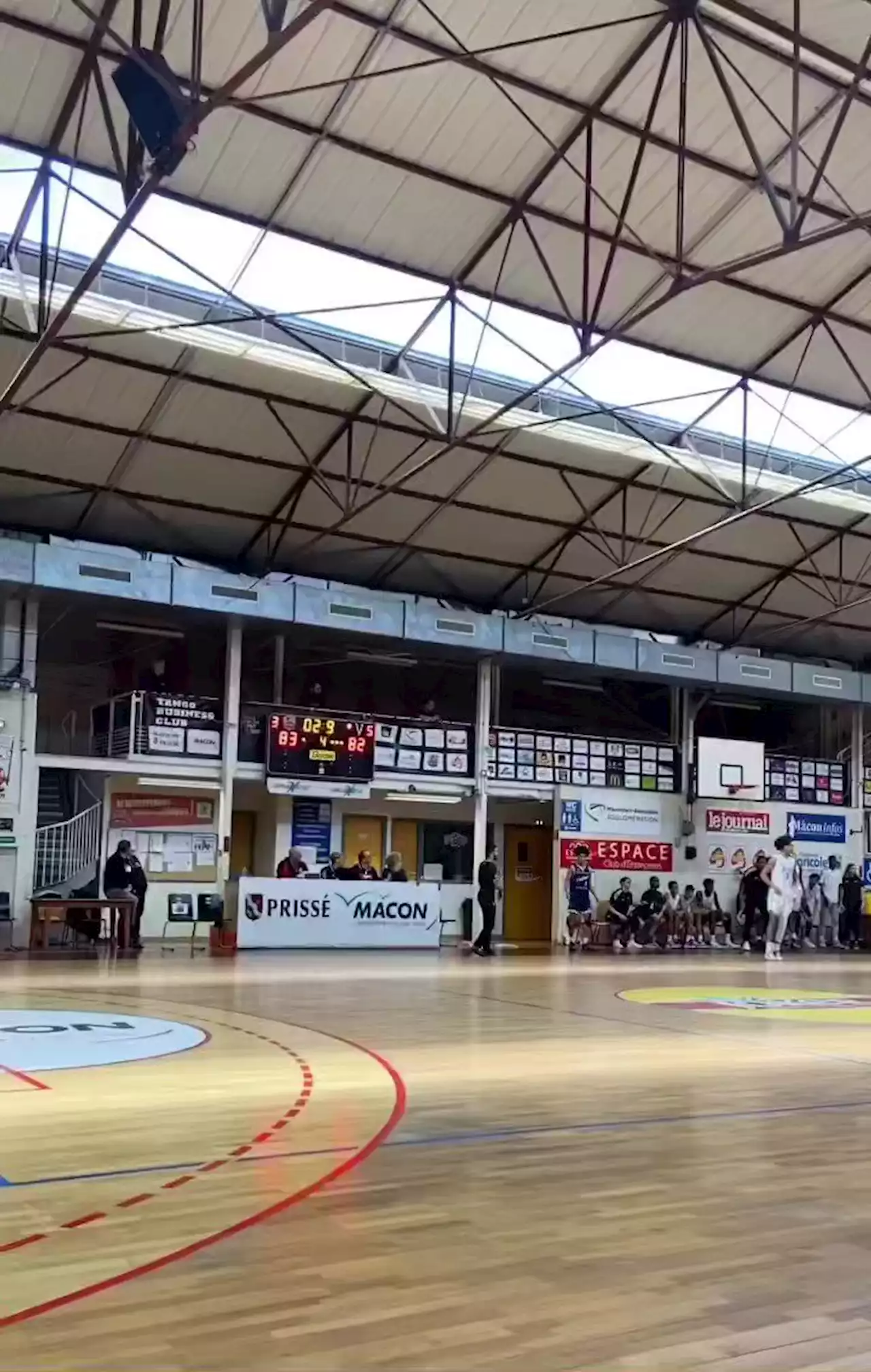 [Vidéo] Au buzzer, Zakaria Mechergui envoie la Chorale de Roanne à Bercy - BeBasket