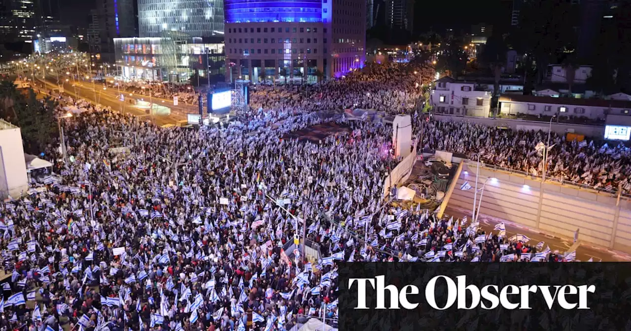 Israel defence minister urges pause in judicial overhaul as thousands rally in Tel Aviv