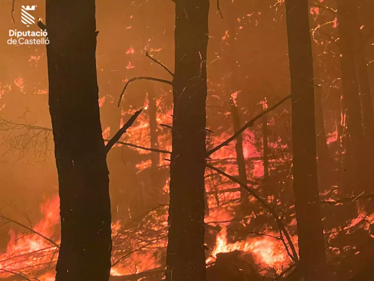 Alrededor de 1.500 personas desalojadas por el incendio de Villanueva de Viver han pasado la tercera noche fuera de casa