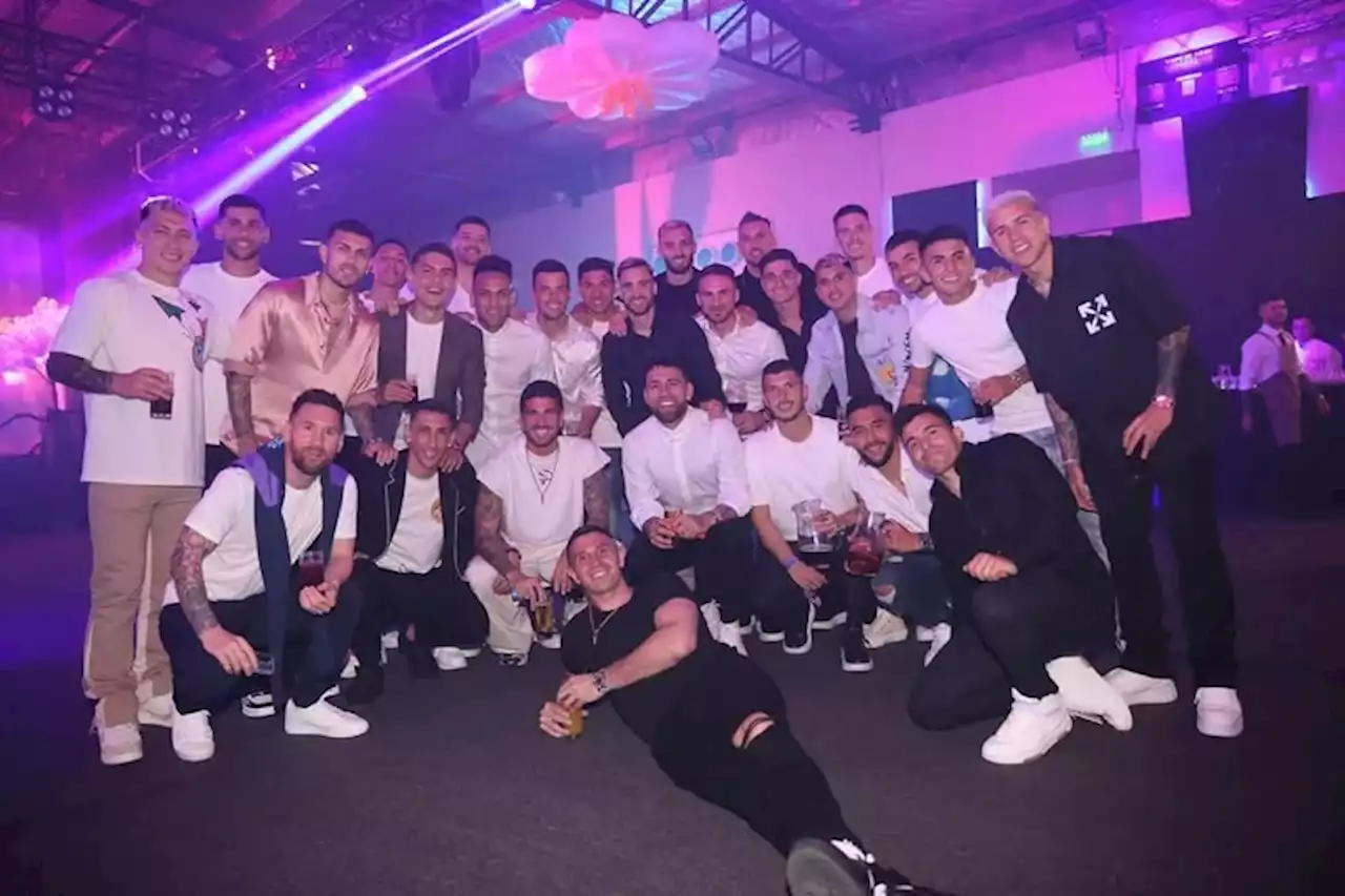 La fiesta de la selección argentina: “Bailá, Lionel”, el grito de Otamendi que se viralizó en la celebración de los campeones del mundo