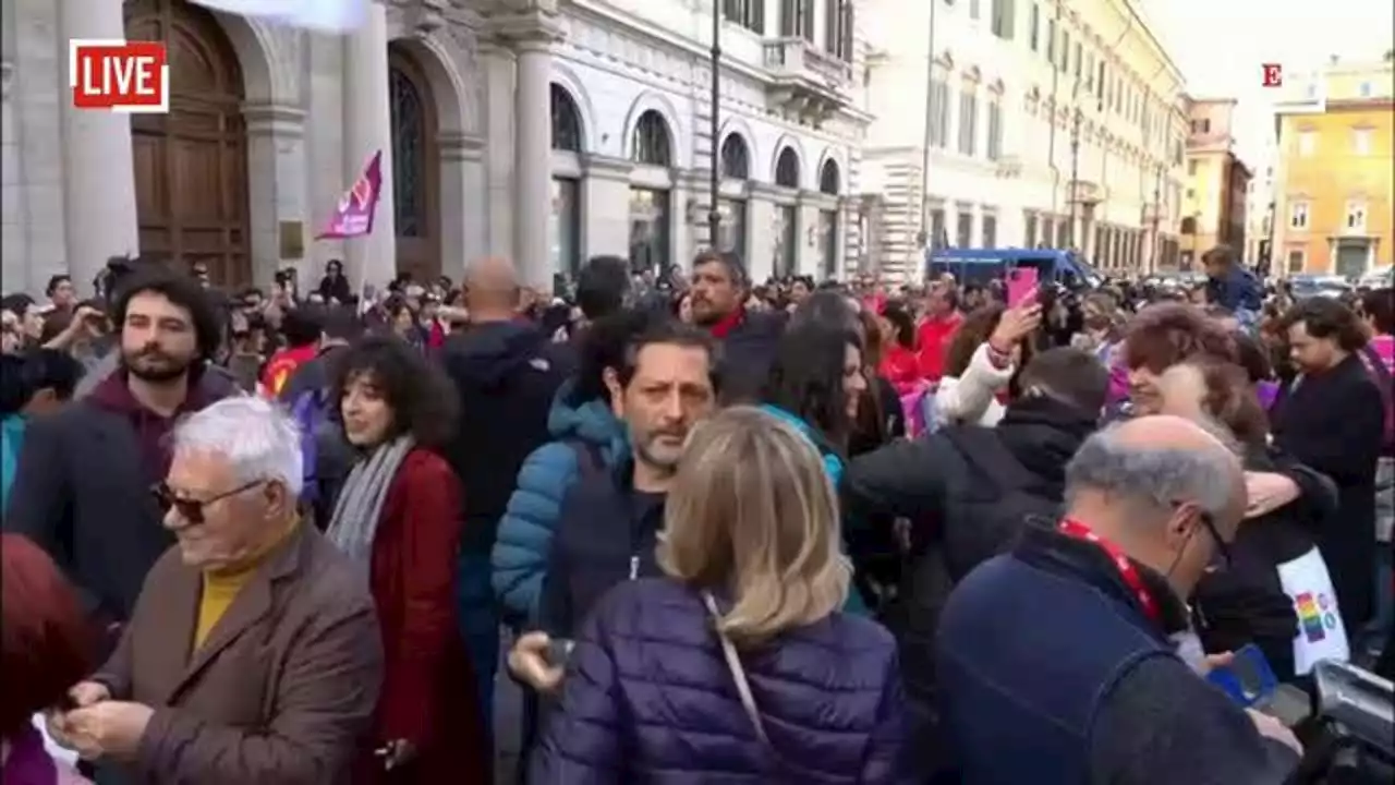 Roma, sit-in delle famiglie arcobaleno: 'In piazza per il riconoscimento dei nostri figli'. La diretta