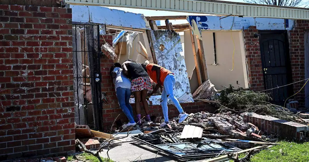 Dans le Mississippi, le choc d'une tornade meurtrière mais la reconnaissance d'être en vie