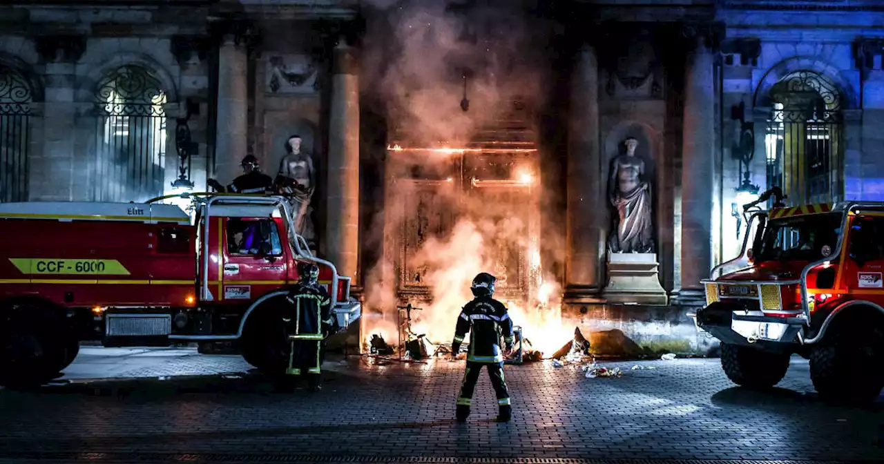 Un suspect mis en examen après l’incendie du porche de la mairie de Bordeaux