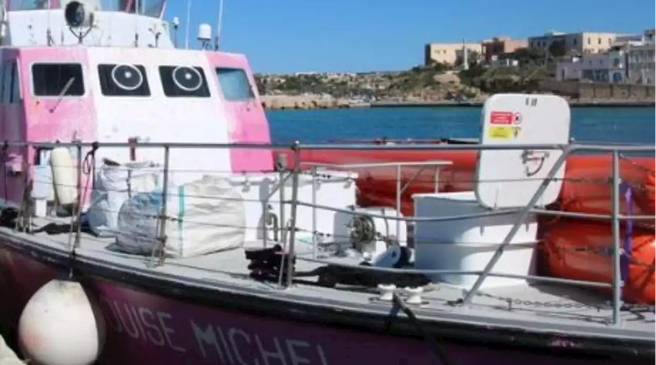 Lampedusa, la nave di Banksy in stato di fermo nel porto: soccorsi molti barchini