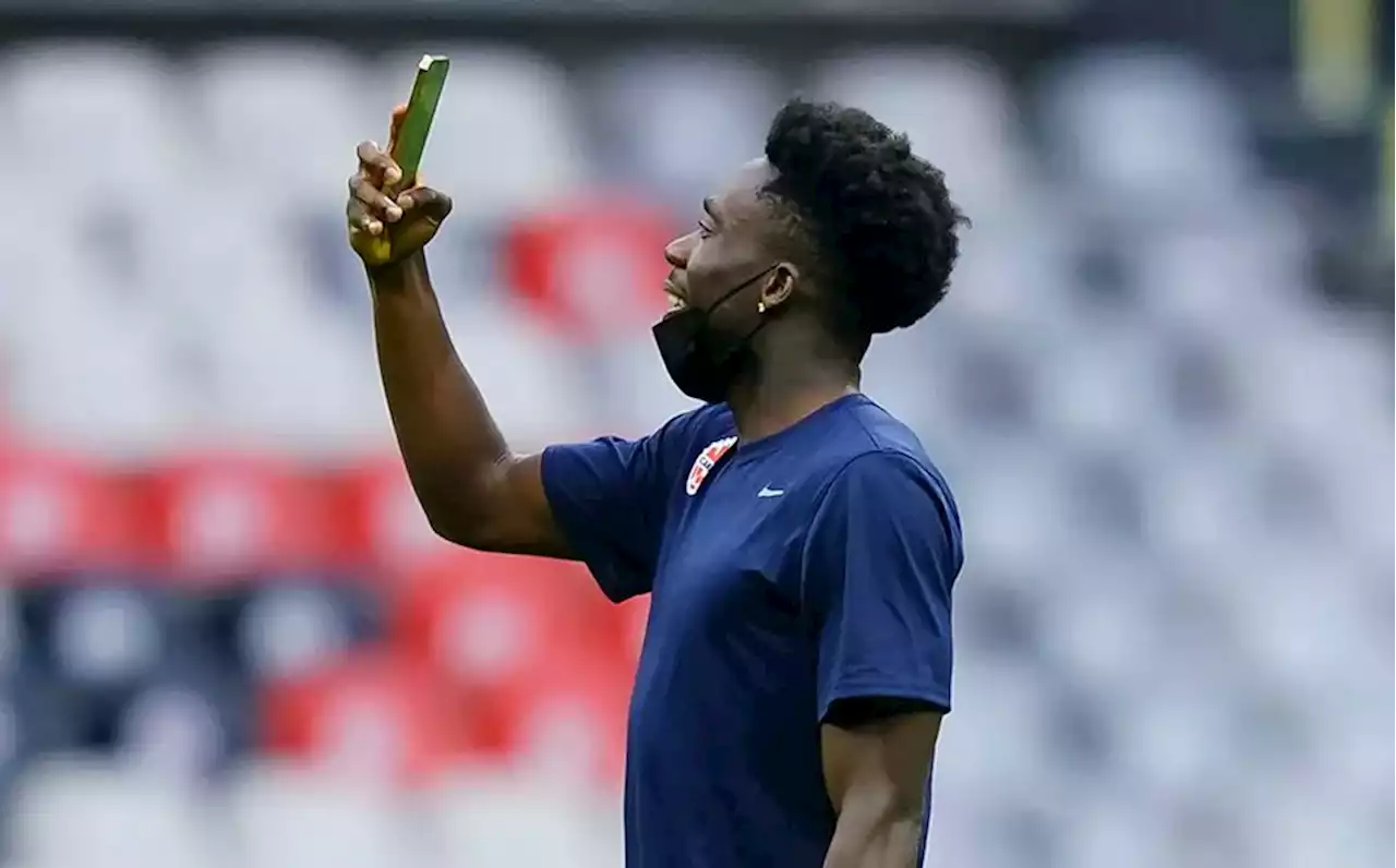 Alphonso Davies dice sentirse solo en Alemania, sin nada que hacer