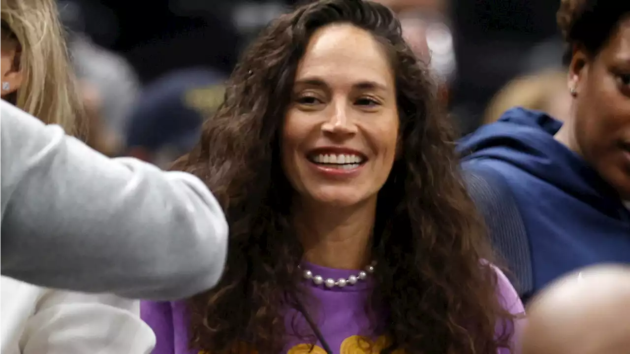 Sue Bird Receives Standing Ovation At UConn Sweet 16 Game