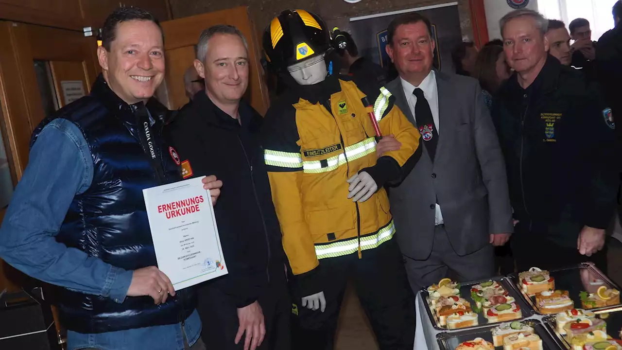 Alex Kristan checkt bei der Feuerwehr ein