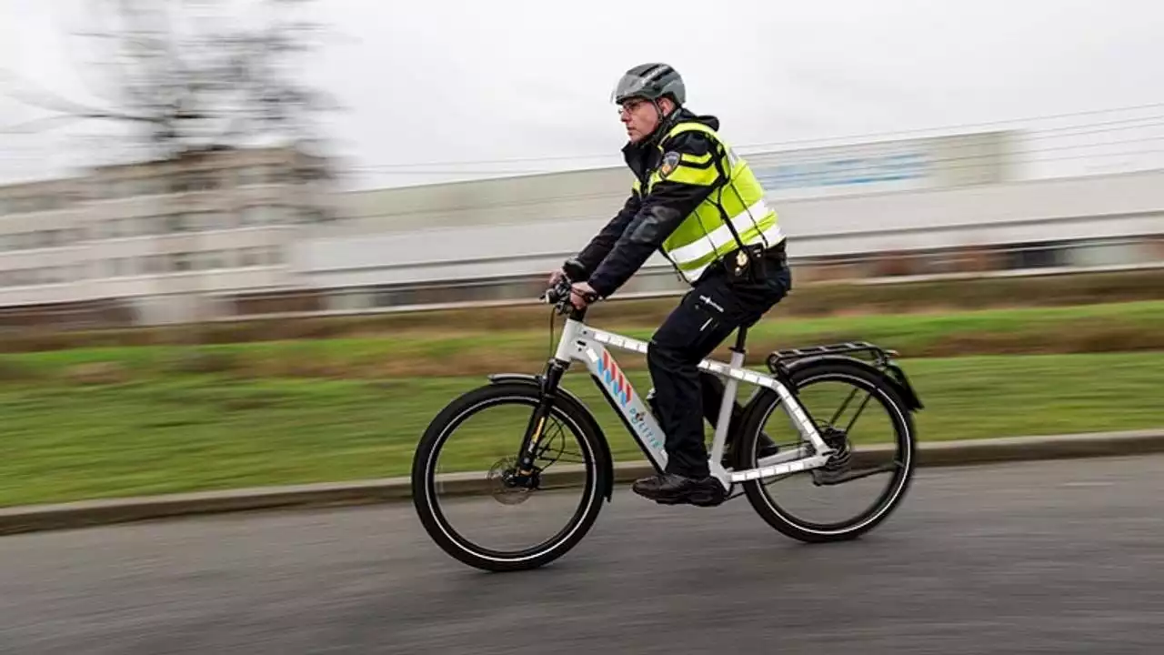 Dronken man springt op politiewagen en bijt agent