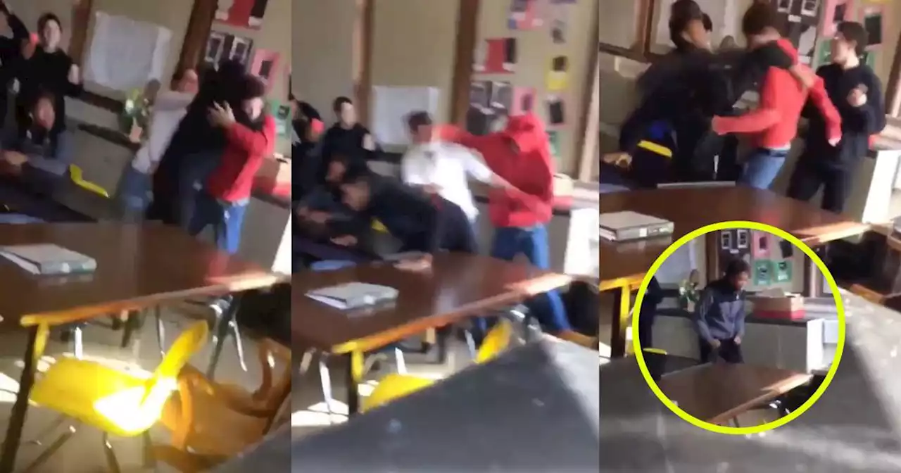 Alumno defienda a maestra que fue golpeada por otro estudiante