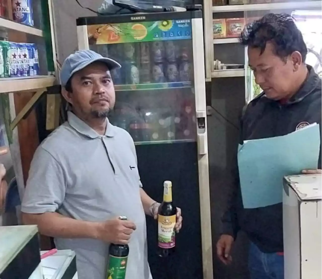 Jajaran Polrestro Bekasi Sita Puluhan Botol Miras yang Dijual tanpa Izin |Republika Online