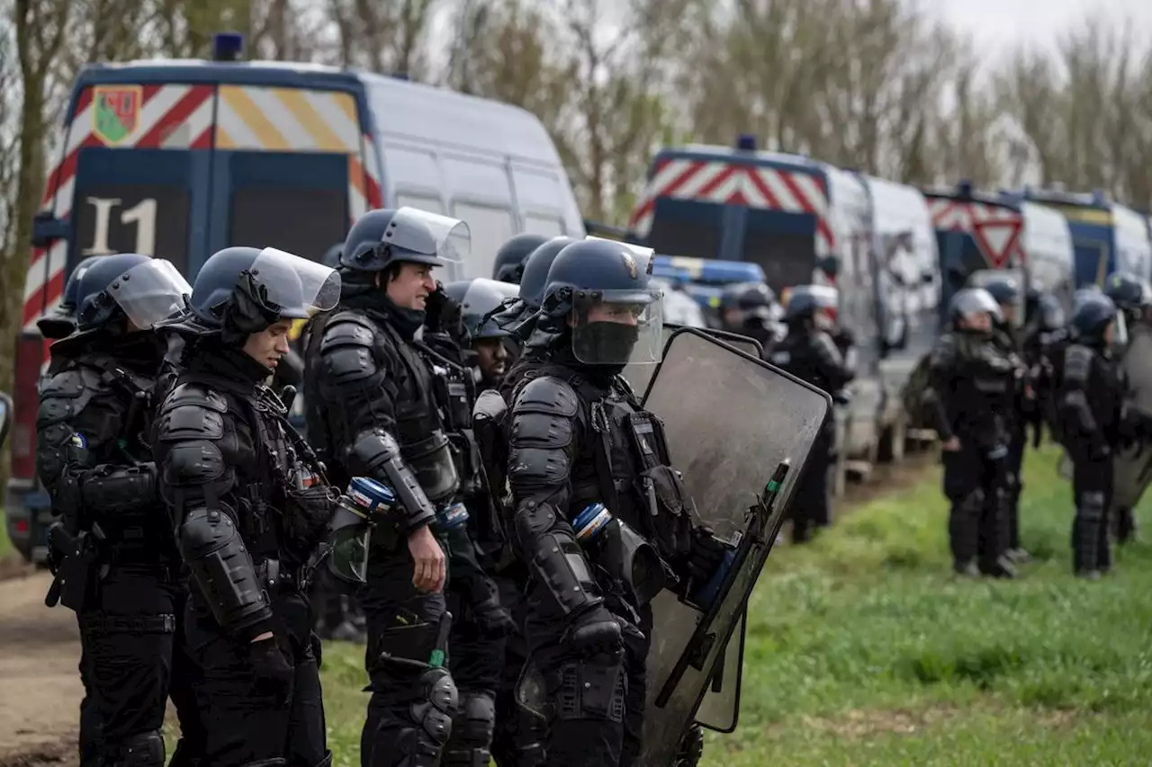 Affrontements à Sainte-Soline : 45 plaintes déposées par des gendarmes, selon BFM-TV