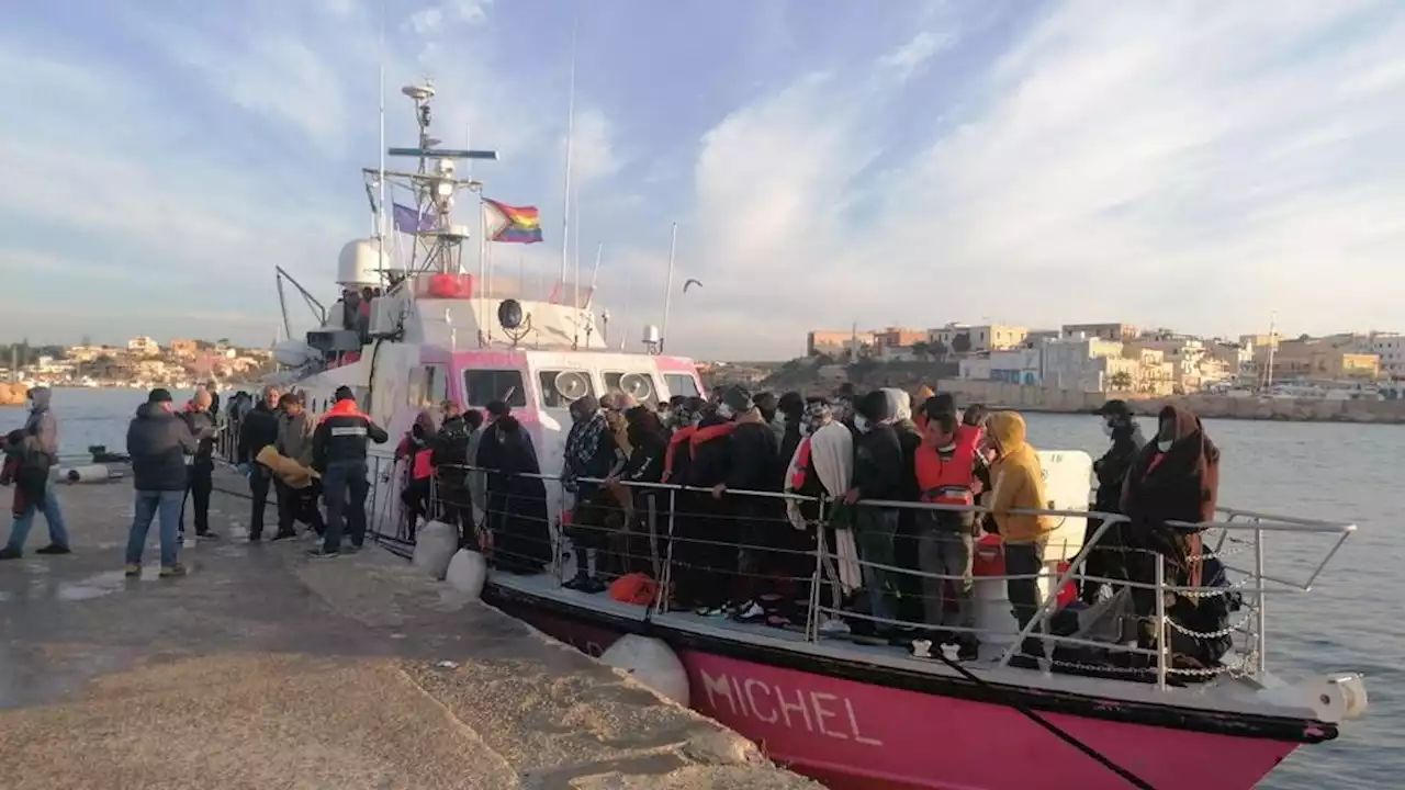 Illegale Einwanderung nach Italien – Mehr als 3000 Bootsmigranten auf Lampedusa gelandet