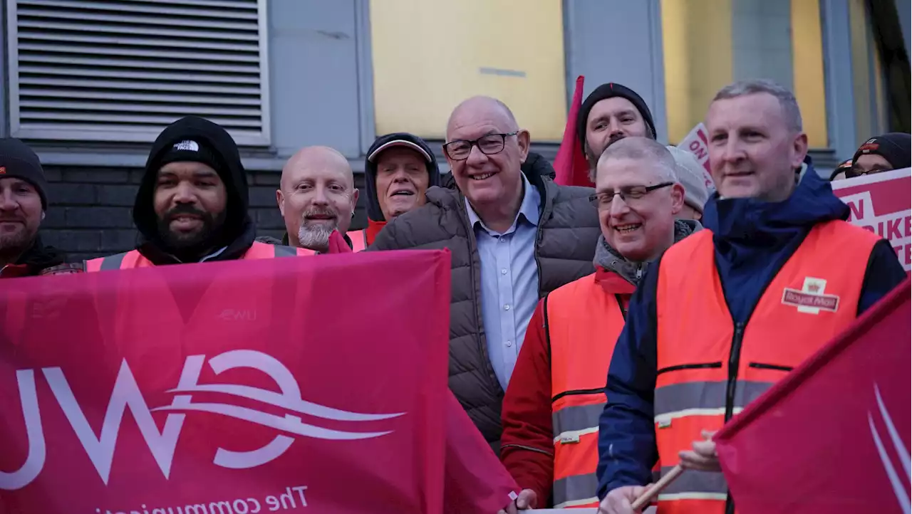 Post Office workers offered 9 per cent pay rise and lump sum as union backs deal to end strikes