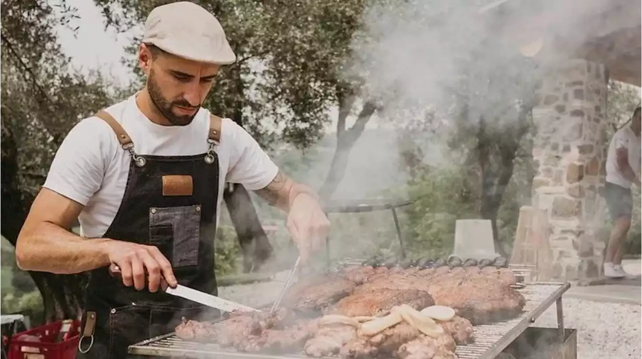 Viajó a Europa a los 19, es asador a domicilio y cuenta el secreto para hacer la carne que es furor en Italia