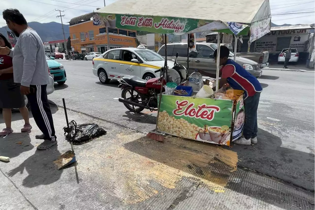 Derriba a vendedora de elotes en Saltillo y la deja cubierta de queso