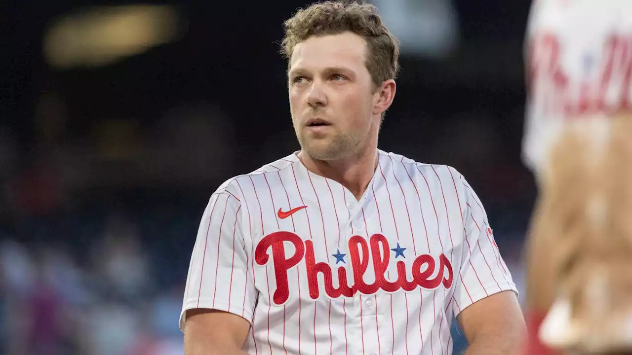 Phillies 1B Rhys Hoskins carted off after sustaining non-contact knee injury