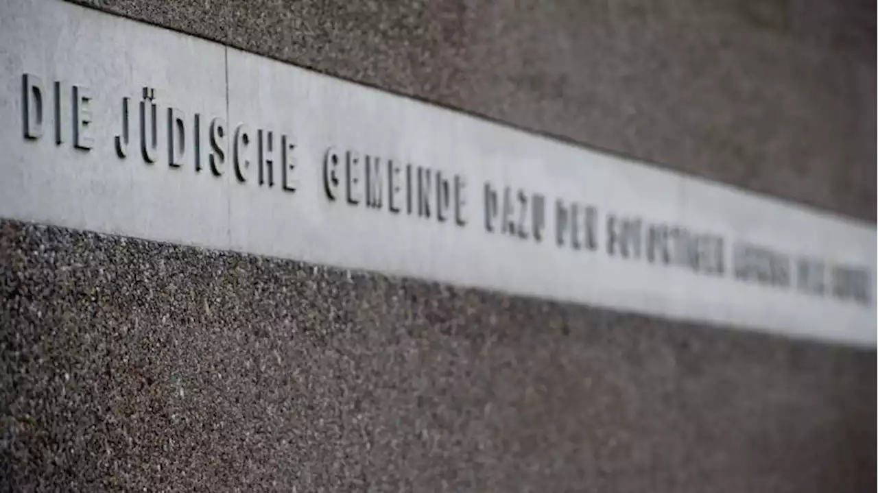 Hakenkreuz an Denkmal der ehemaligen Eberswalder Synagoge geschmiert