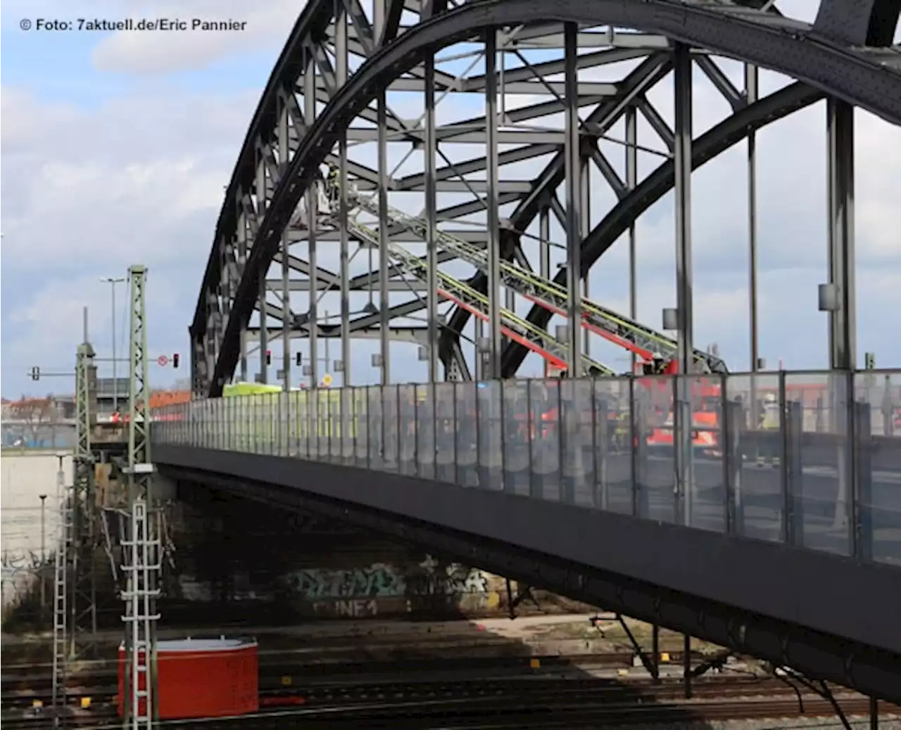 Person klettert auf Brücke