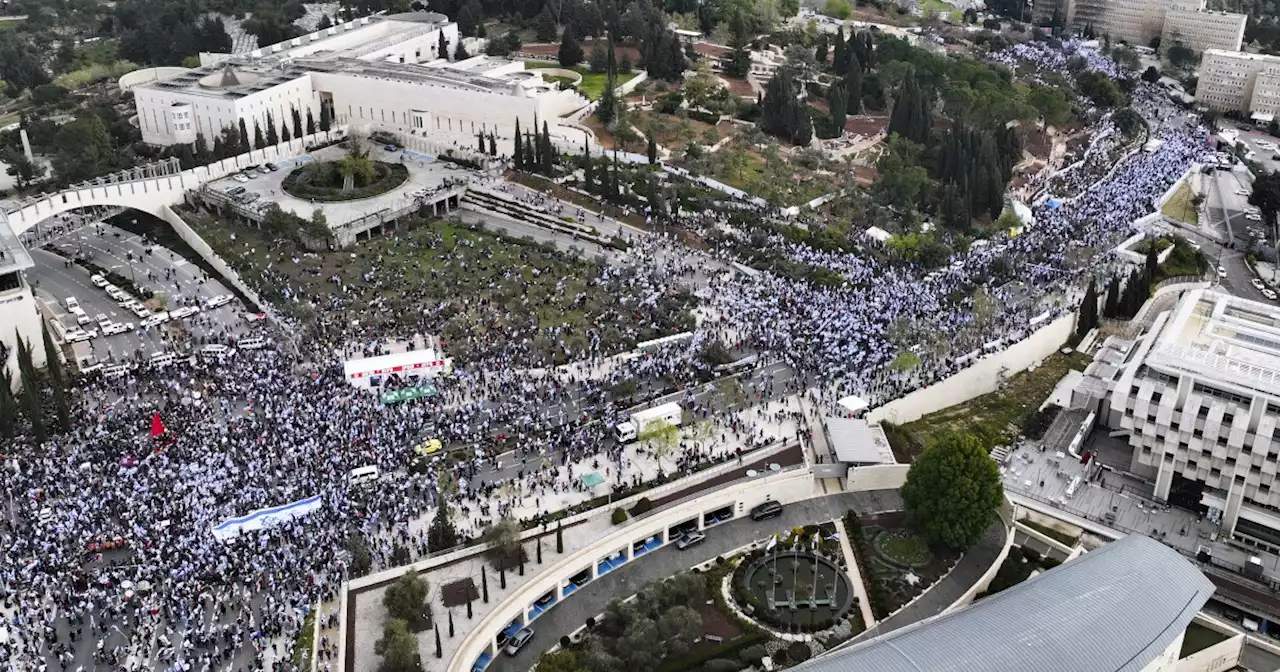 Netanyahu delays judicial overhaul after mass protests