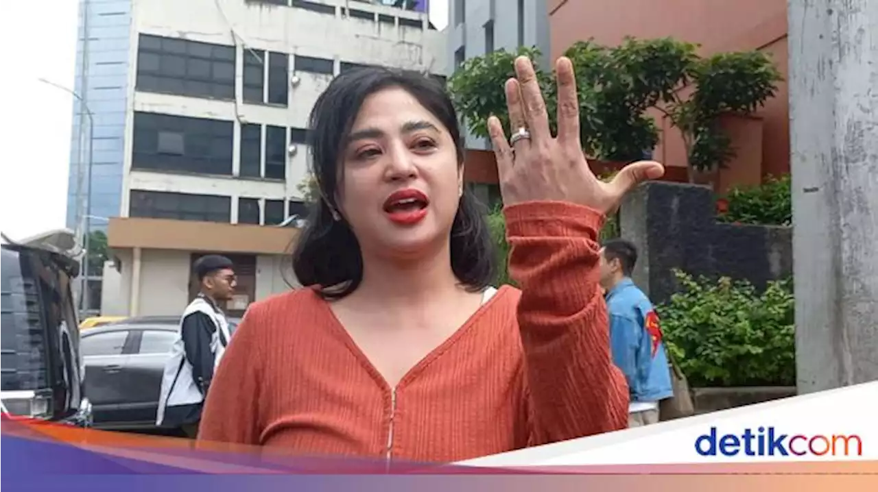 Ini yang Bikin Dewi Perssik Kesengsem dengan Pilot Calon Suaminya