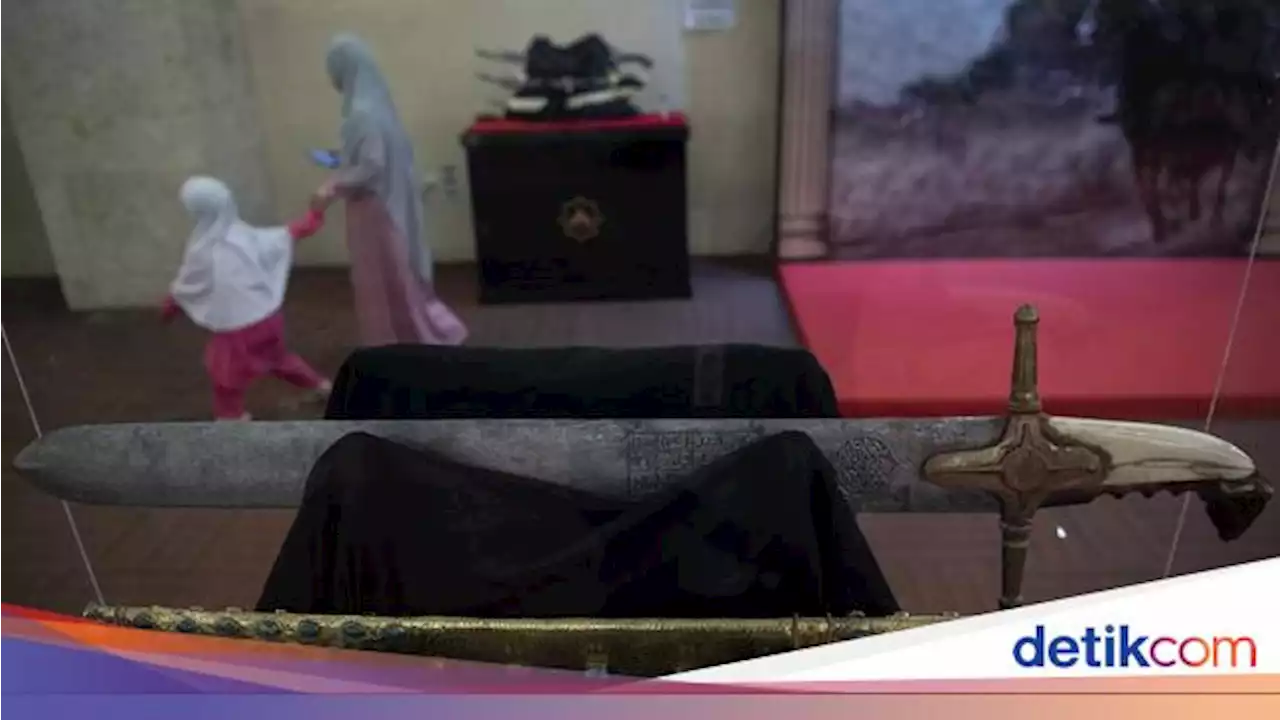 Melihat Pameran Artefak Peninggalan Nabi Muhammad di Masjid At-Tin