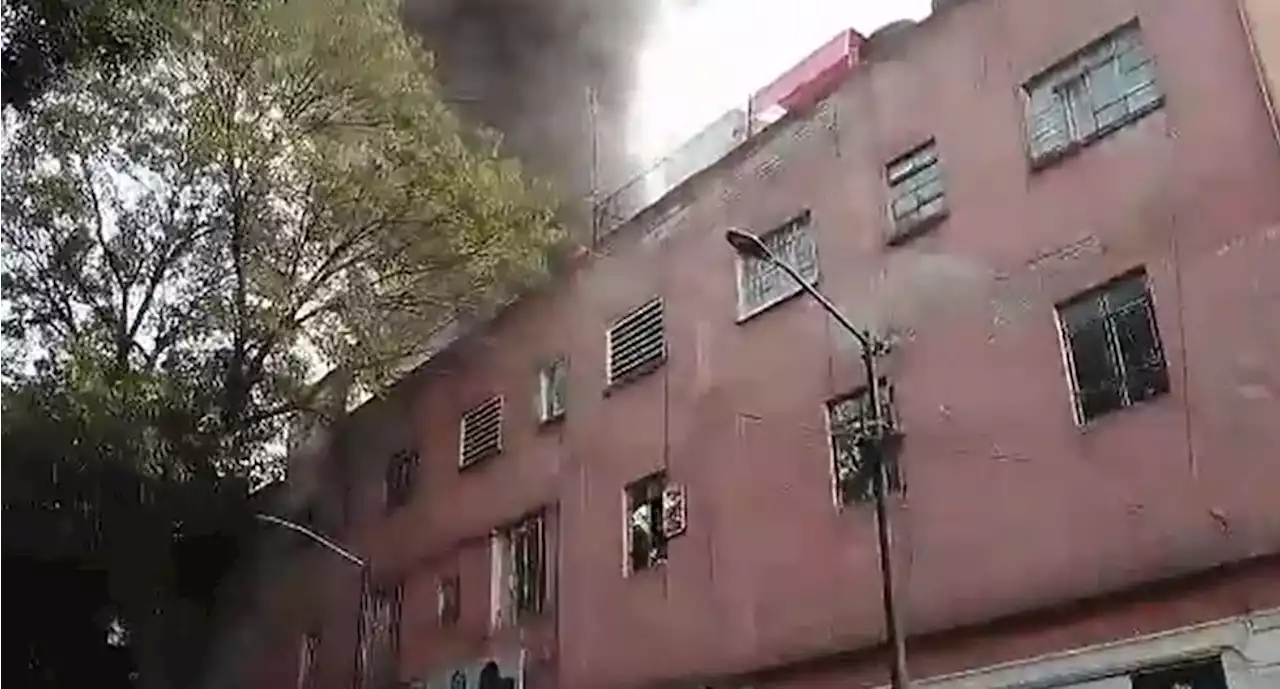 Reportan incendio en bodega de la colonia Juárez en alcaldía Cuauhtémoc