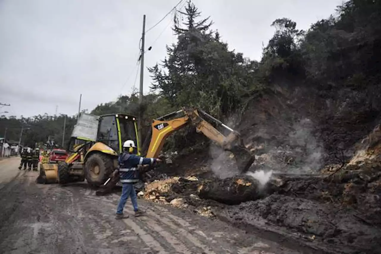 Anuncian cierres nocturnos en vía La Calera por continuos deslizamientos