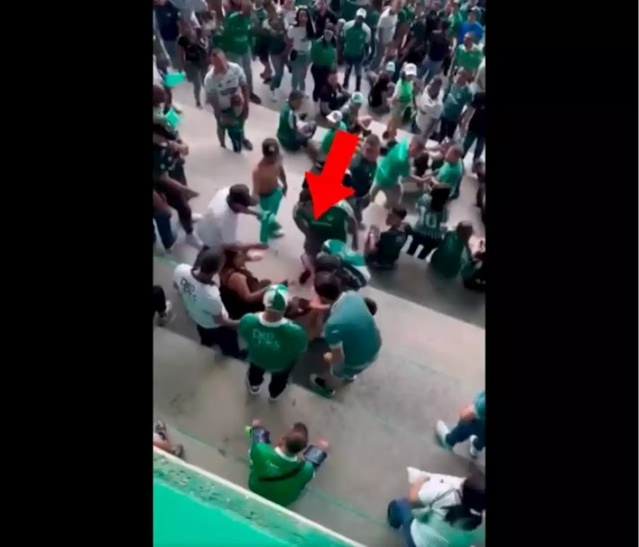 Video: Atracaron a un hincha en uno de los clásicos colombianos