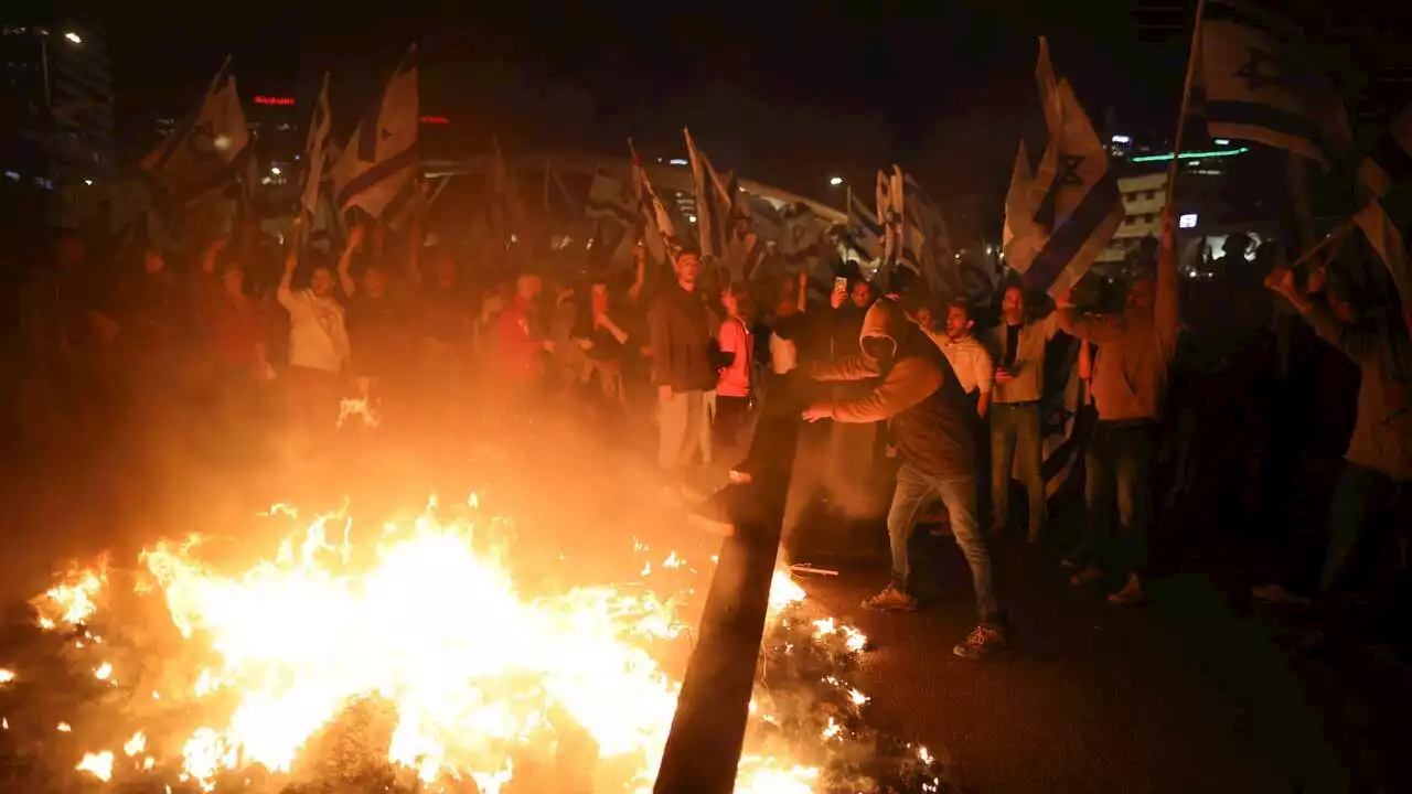 JUST NU: Demonstranter forcerar avspärrningarna