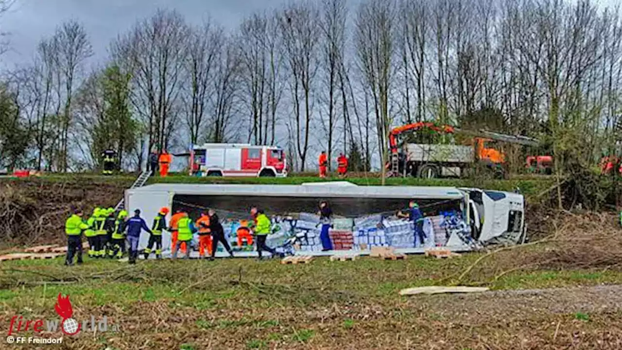 Oö: Sattelschlepper bei Ansfelden (Freindorf) über Böschung gestürzt