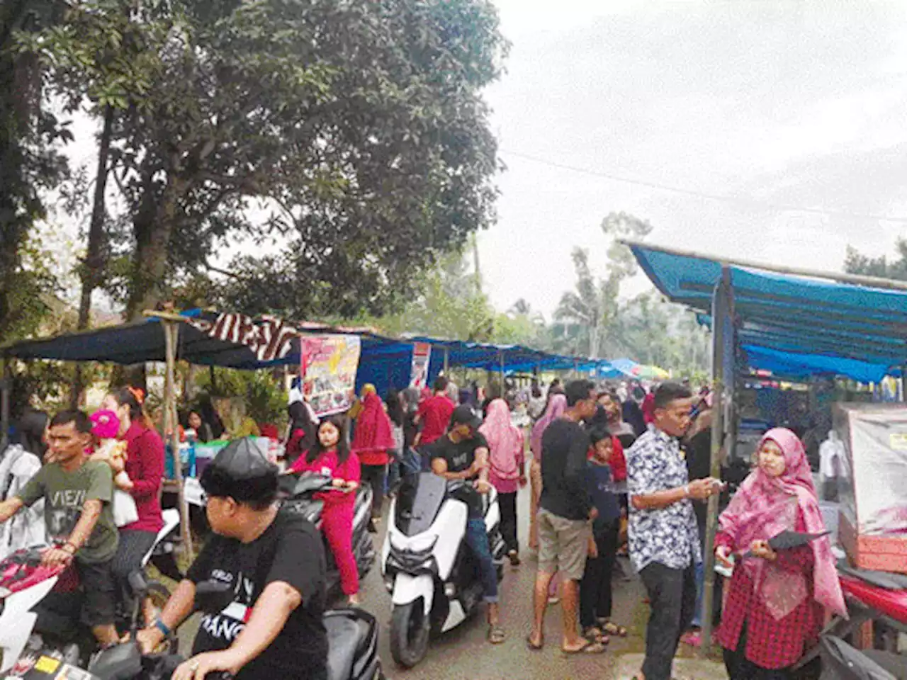 Pasar Pabukoan Tabek Diserbu Pengunjung