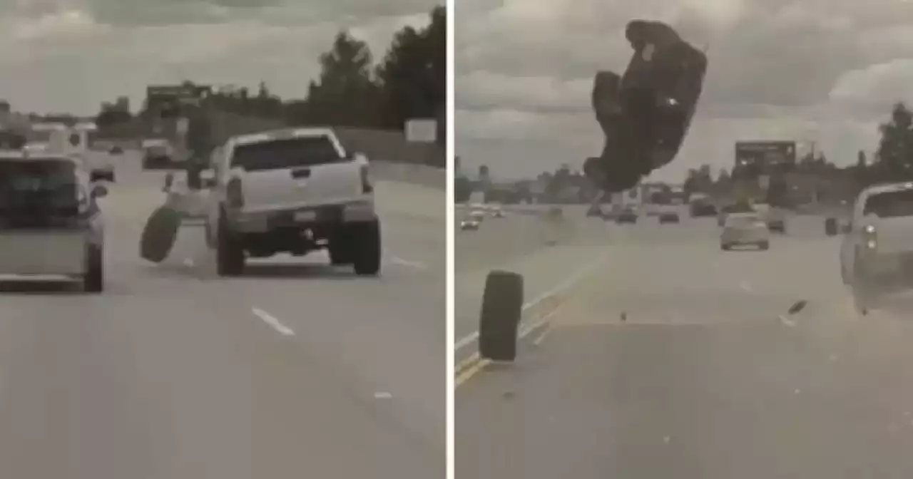 Impresionantes imágenes: Neumático sale volando y provoca volcamiento de carro en plena autopista